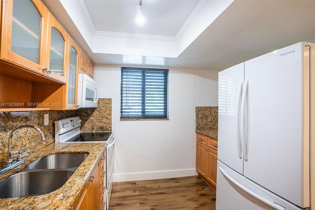895 W 80th Place, Hialeah, FL 33014