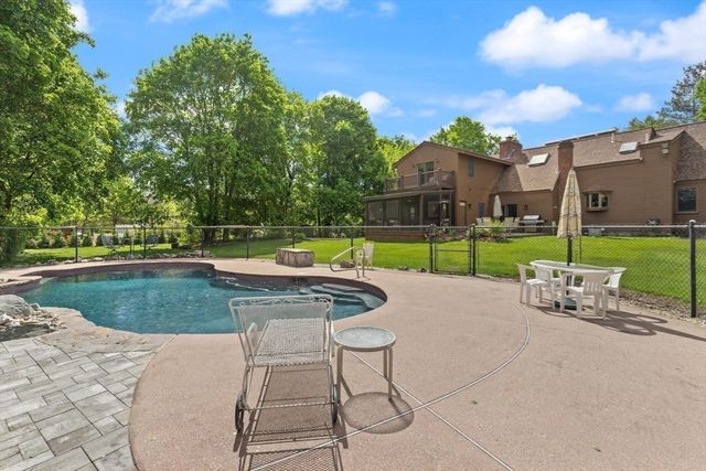 364 Chestnut St, Wilmington, MA 01887