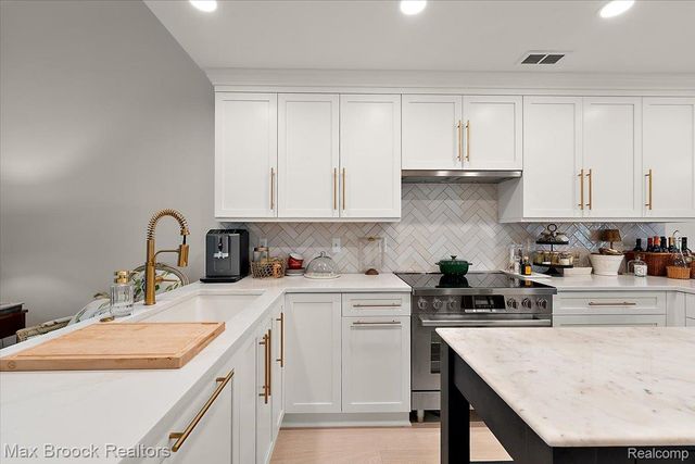 2478 WILDBROOK Run, Bloomfield Charter Township, MI 48304