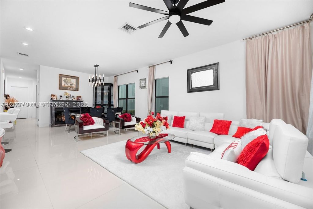 Image 6 of property listing at 8475 NW 39th Ct, Coral Springs, FL 33065