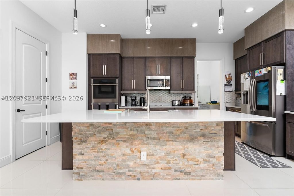 Image 7 of property listing at 8475 NW 39th Ct, Coral Springs, FL 33065