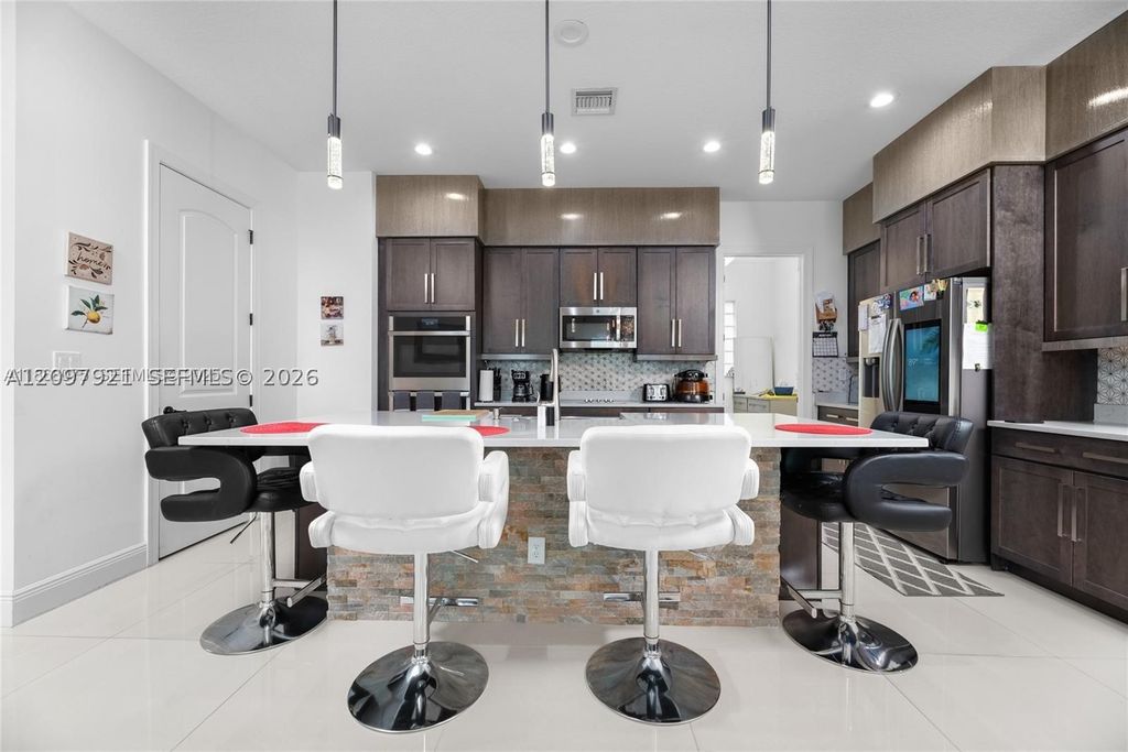 Image 8 of property listing at 8475 NW 39th Ct, Coral Springs, FL 33065