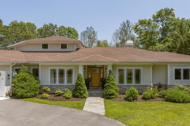 79 Pickerel Cove Circle, Mashpee, MA 02649