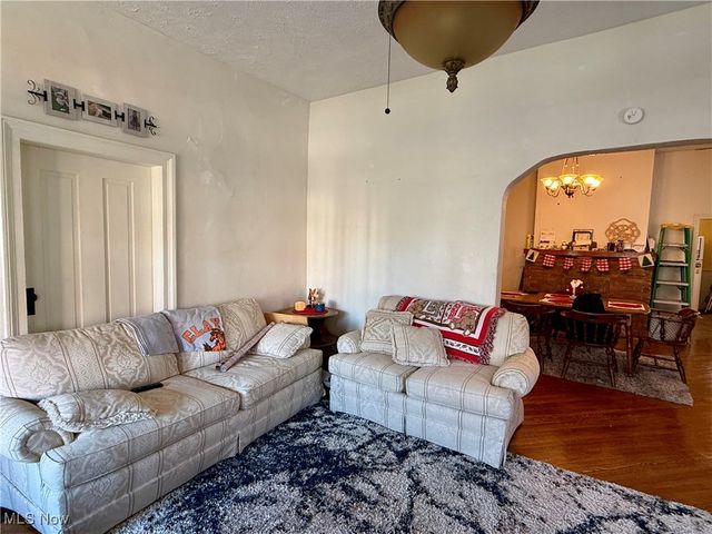 214 N Dawson Street, Uhrichsville, OH 44683