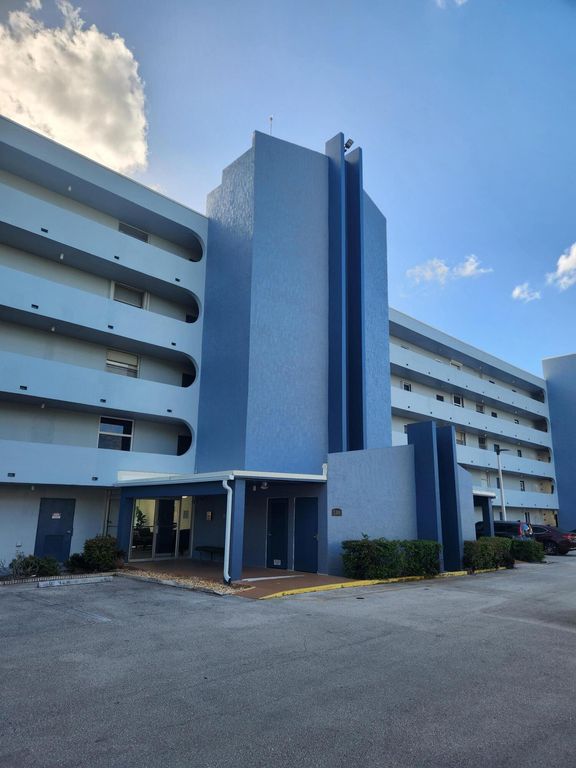 5301 NW 2nd Avenue Apt 307, Boca Raton, FL 33487