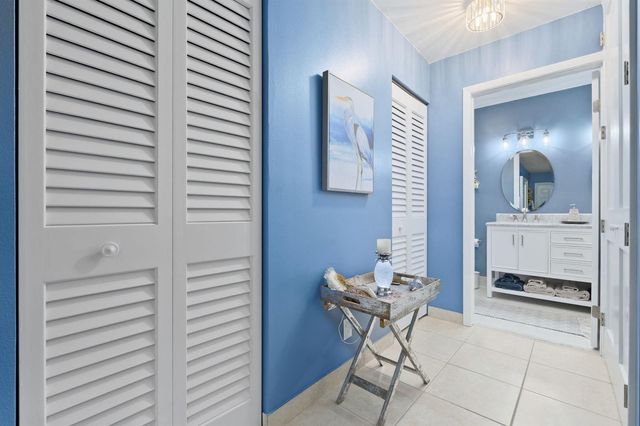 1177 S Drive Circle B, Delray Beach, FL 33445