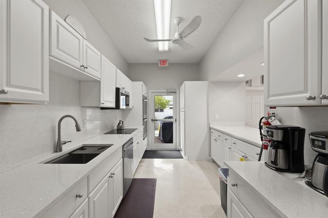 1177 S Drive Circle B, Delray Beach, FL 33445