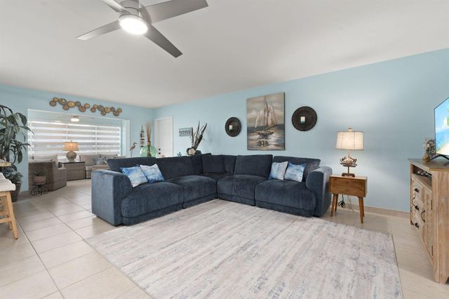 1177 S Drive Circle B, Delray Beach, FL 33445