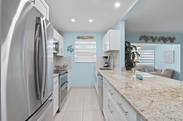 1177 S Drive Circle B, Delray Beach, FL 33445