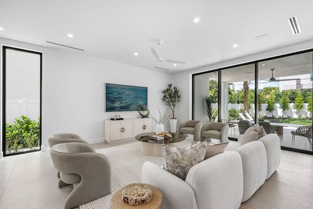 721 Lake Avenue N, Delray Beach, FL 33483