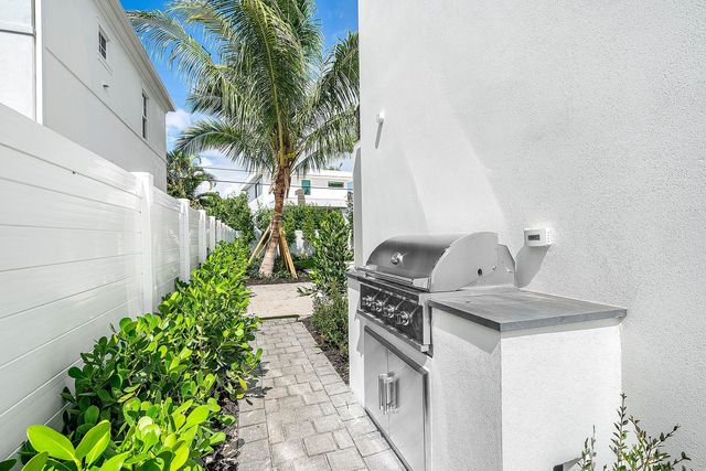 721 Lake Avenue N, Delray Beach, FL 33483