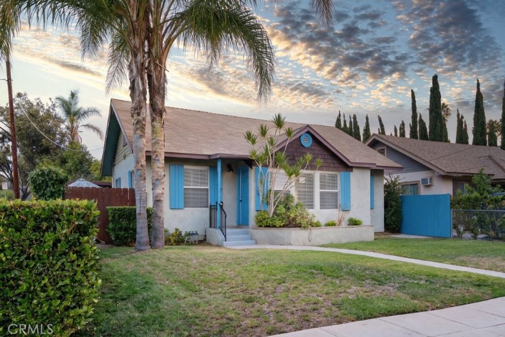 Image 1 of property listing at 923 N Mentor Avenue, Pasadena, CA 91104