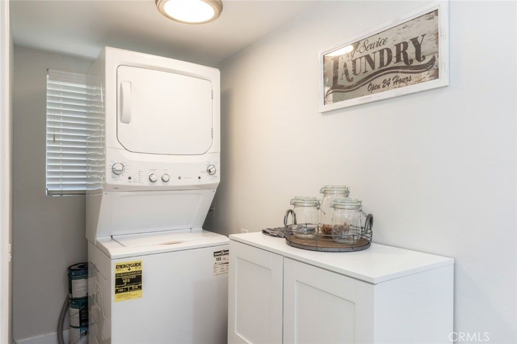 Image 10 of property listing at 923 N Mentor Avenue, Pasadena, CA 91104