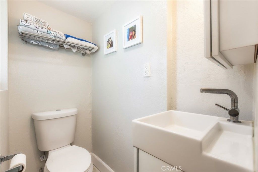 Image 13 of property listing at 923 N Mentor Avenue, Pasadena, CA 91104