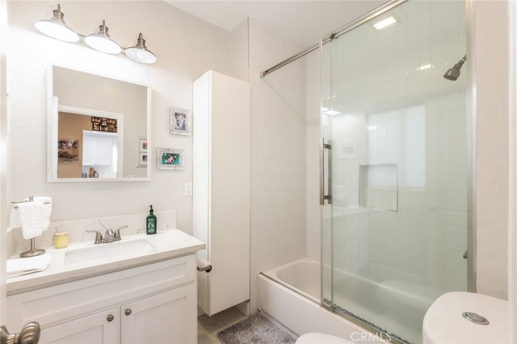 Image 17 of property listing at 923 N Mentor Avenue, Pasadena, CA 91104