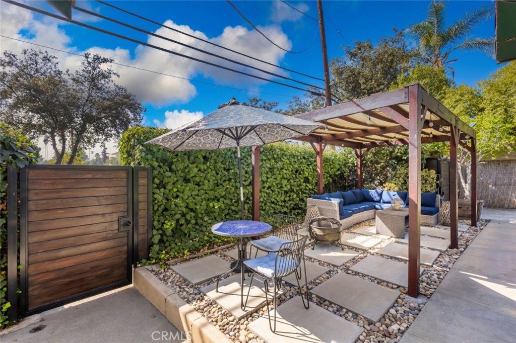 Image 18 of property listing at 923 N Mentor Avenue, Pasadena, CA 91104