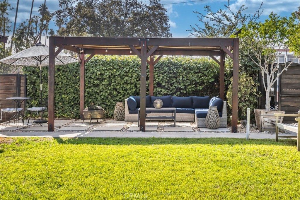 Image 20 of property listing at 923 N Mentor Avenue, Pasadena, CA 91104