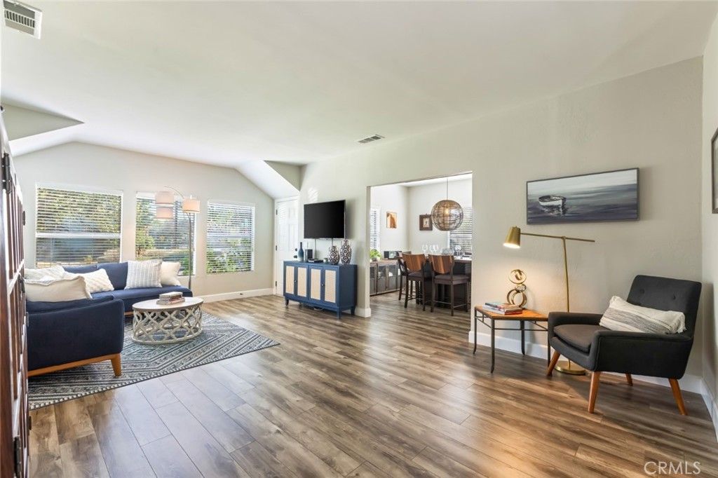 Image 4 of property listing at 923 N Mentor Avenue, Pasadena, CA 91104