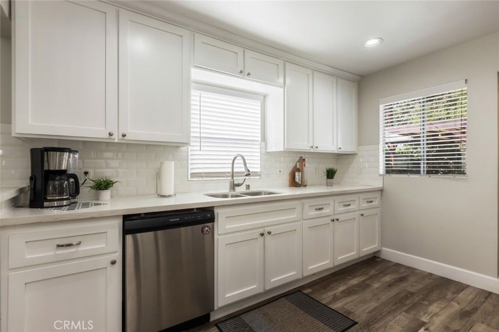 Image 7 of property listing at 923 N Mentor Avenue, Pasadena, CA 91104