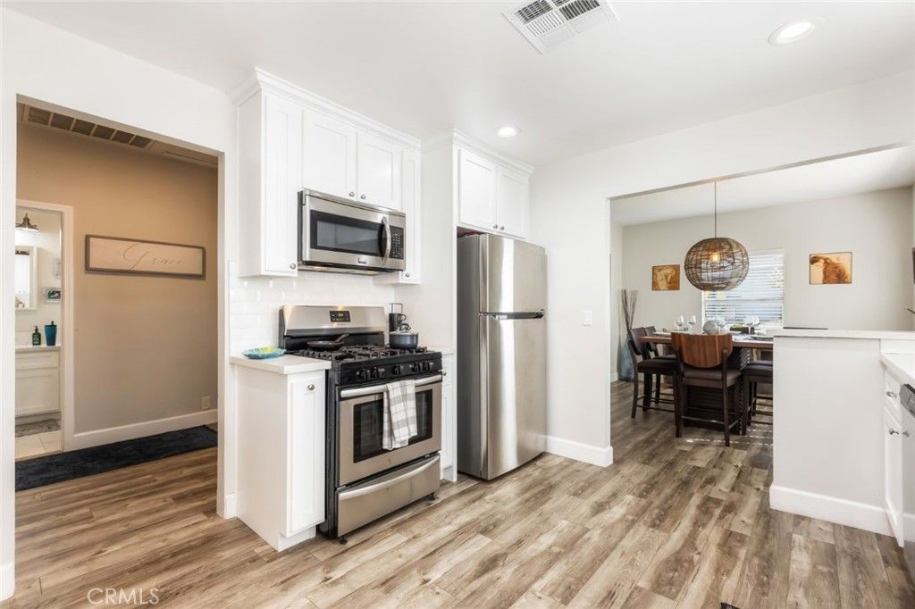 Image 8 of property listing at 923 N Mentor Avenue, Pasadena, CA 91104