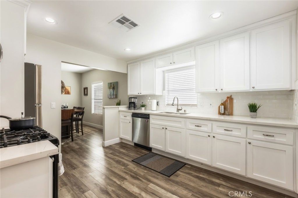 Image 9 of property listing at 923 N Mentor Avenue, Pasadena, CA 91104