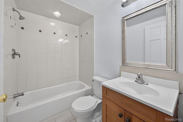 5465 Raymond Avenue, Burton, MI 48509