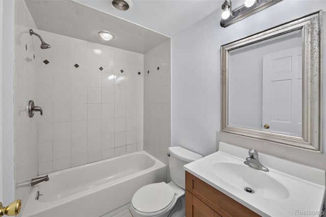 5465 Raymond Avenue, Burton, MI 48509