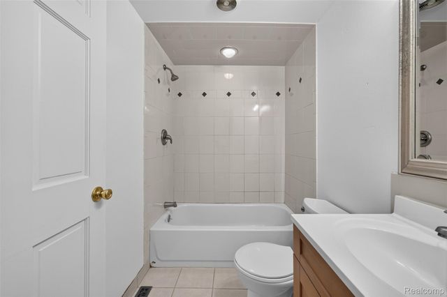5465 Raymond Avenue, Burton, MI 48509