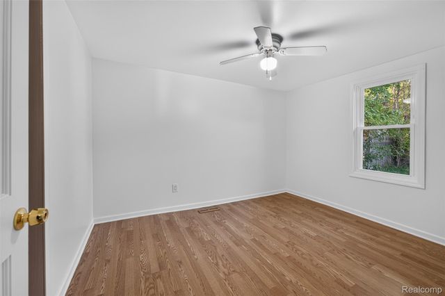5465 Raymond Avenue, Burton, MI 48509