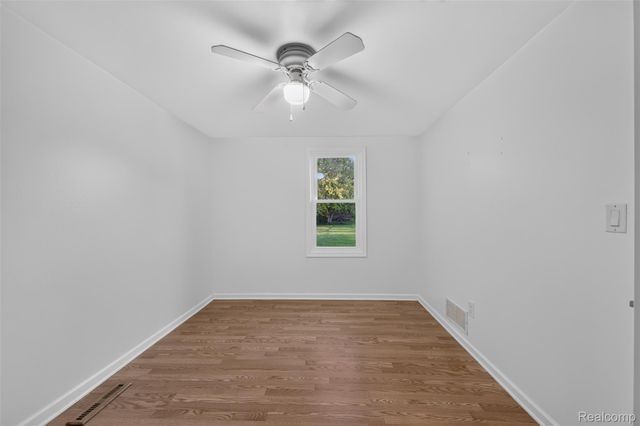 5465 Raymond Avenue, Burton, MI 48509