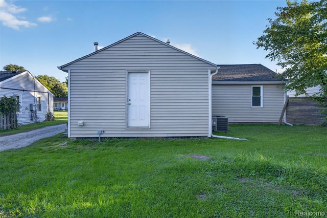 5465 Raymond Avenue, Burton, MI 48509