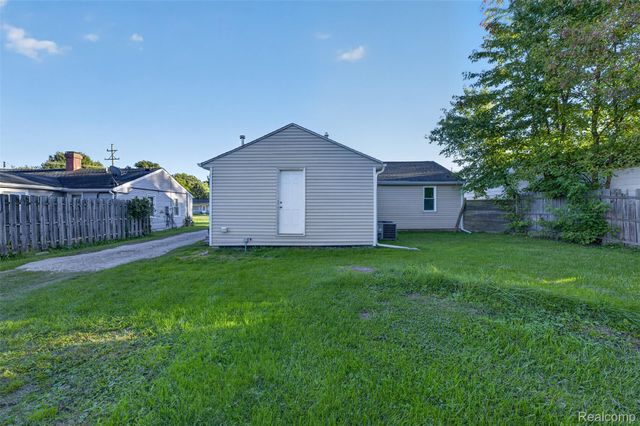 5465 Raymond Avenue, Burton, MI 48509
