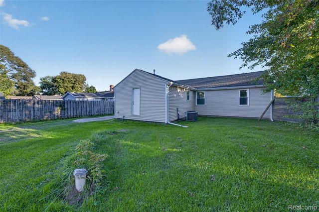 5465 Raymond Avenue, Burton, MI 48509