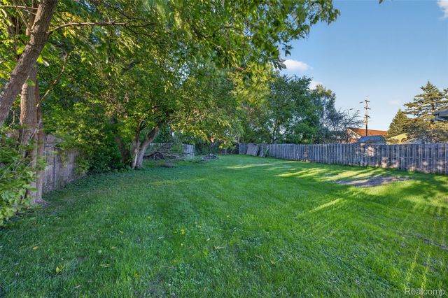 5465 Raymond Avenue, Burton, MI 48509