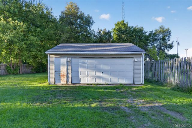 5465 Raymond Avenue, Burton, MI 48509