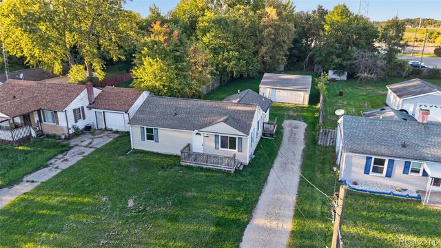 5465 Raymond Avenue, Burton, MI 48509