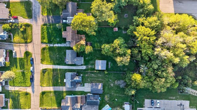 5465 Raymond Avenue, Burton, MI 48509