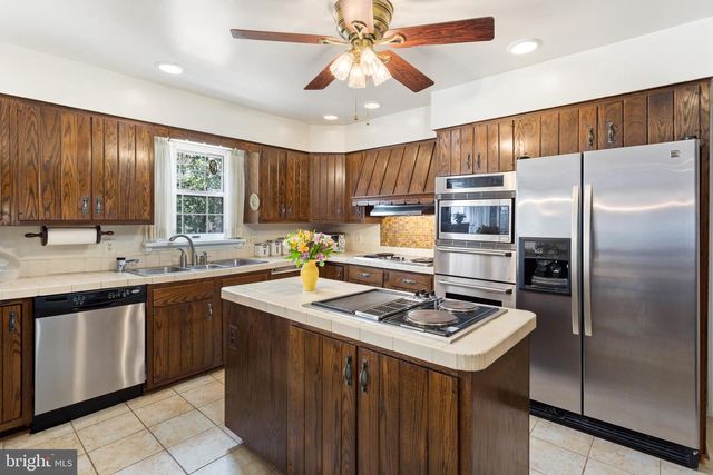 10525 SUMMERWIND LN, Fairfax Station, VA 22039