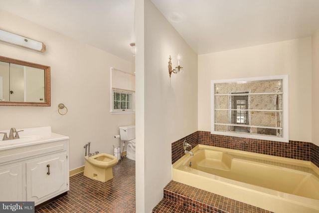 10525 SUMMERWIND LN, Fairfax Station, VA 22039