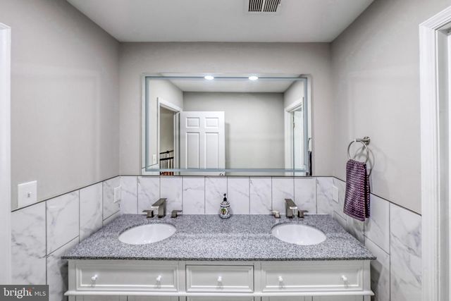 10525 SUMMERWIND LN, Fairfax Station, VA 22039