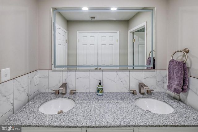 10525 SUMMERWIND LN, Fairfax Station, VA 22039