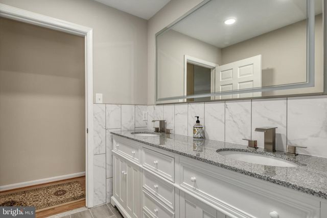 10525 SUMMERWIND LN, Fairfax Station, VA 22039