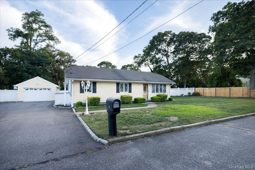 8 Doradell Drive, Holbrook, NY 11741 — photo 2