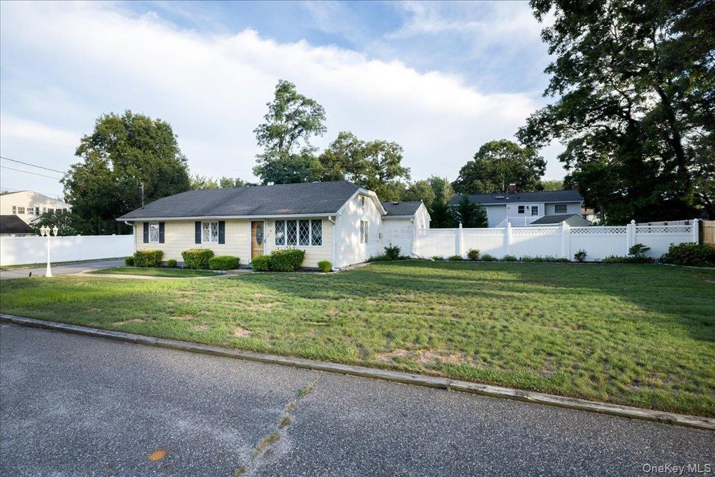 8 Doradell Drive, Holbrook, NY 11741 — photo 3
