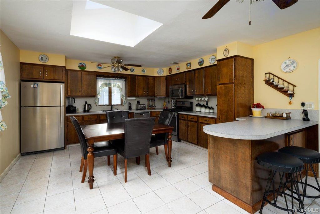 8 Doradell Drive, Holbrook, NY 11741 — photo 4