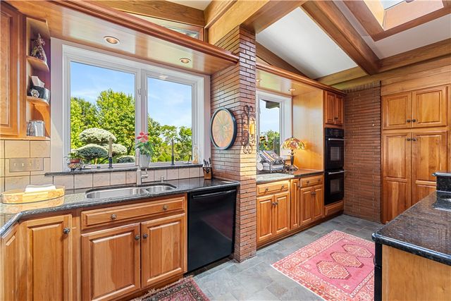 1789 Hastings Mill Rd, Upper St Clair, PA 15241