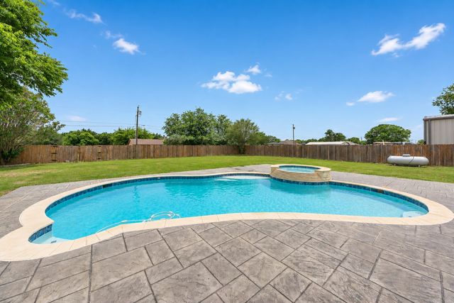 302 Anita Lane, Waxahachie, TX 75165