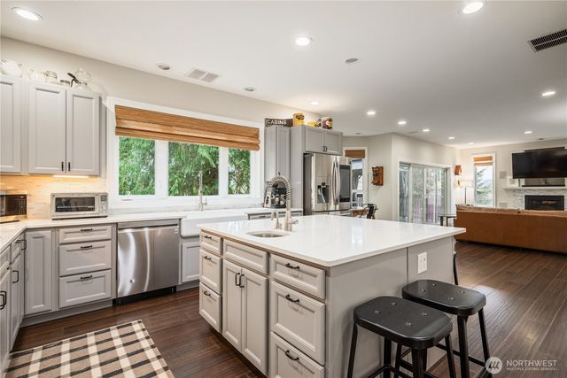 250 W St James Place, Longview, WA 98632