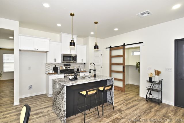 215 W 40th Place, Sand Springs, OK 74063