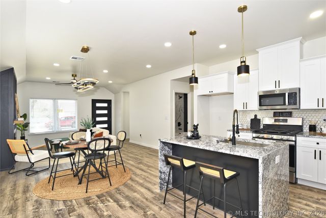 215 W 40th Place, Sand Springs, OK 74063